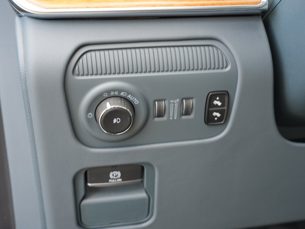 Used 2023 Jeep Grand Wagoneer Series III AWD/4WD image 16