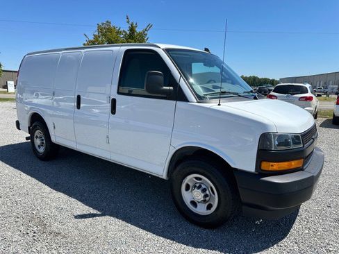 Used 2021 Chevrolet Express 2500 RWD image 2