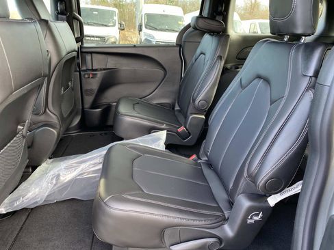 New 2026 Chrysler Voyager LX image 7