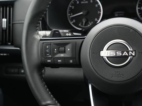 Used 2025 Nissan Pathfinder SL AWD/4WD image 10