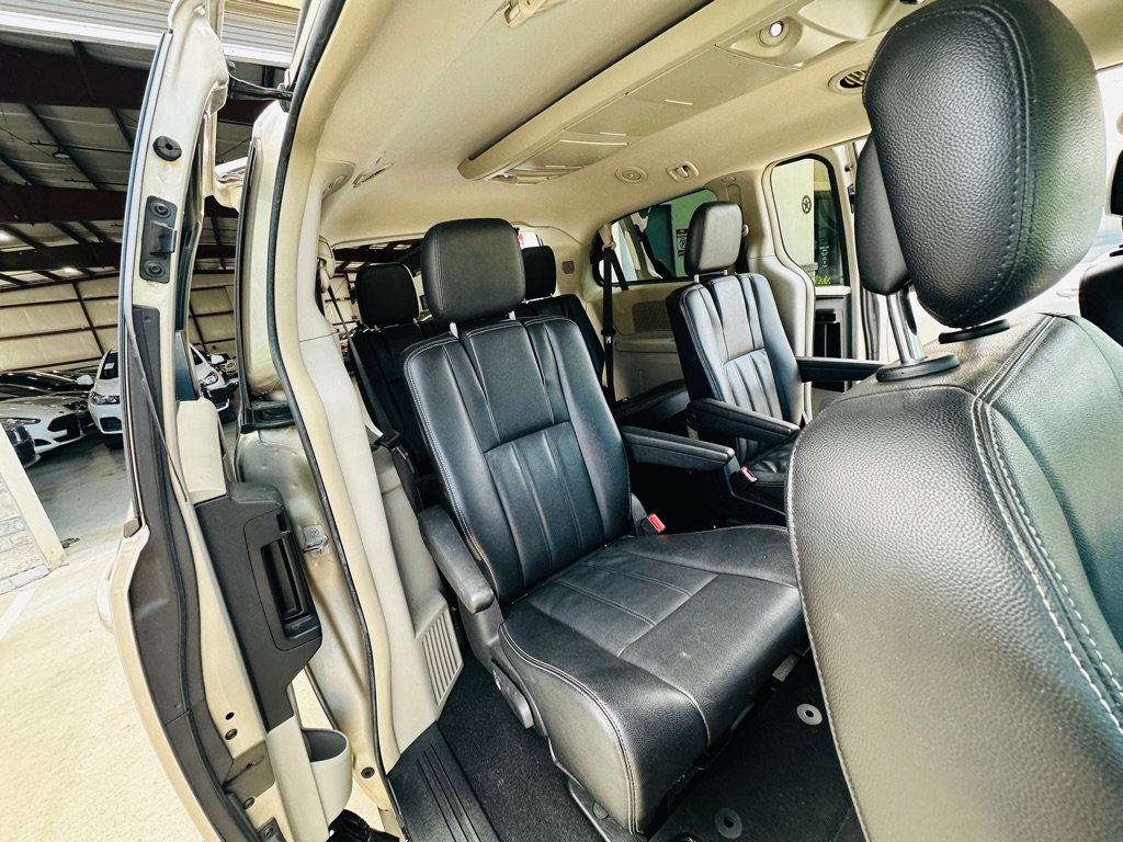 Used 2014 Chrysler Town & Country Touring FWD image 21