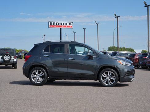 Used 2019 Chevrolet Trax LT w/ LT Convenience Package FWD image 2