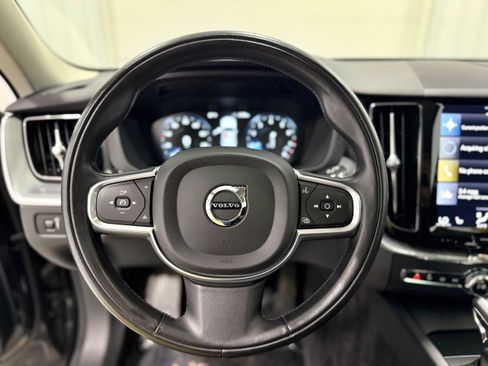 Used 2018 Volvo XC60 T5 Momentum w/ Vision Package AWD/4WD image 8