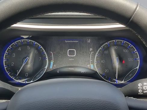 Used 2023 Chrysler Pacifica Touring-L FWD image 34