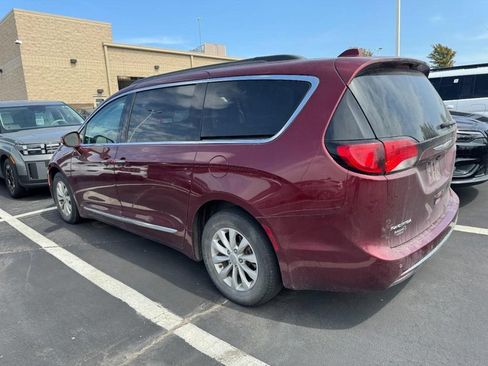 Used 2017 Chrysler Pacifica Touring-L FWD image 4