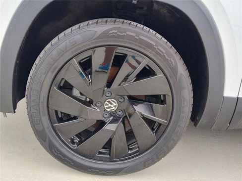 Used 2022 Volkswagen Atlas Cross Sport SE image 12