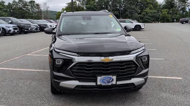 Used 2025 Chevrolet TrailBlazer LT AWD/4WD image 3