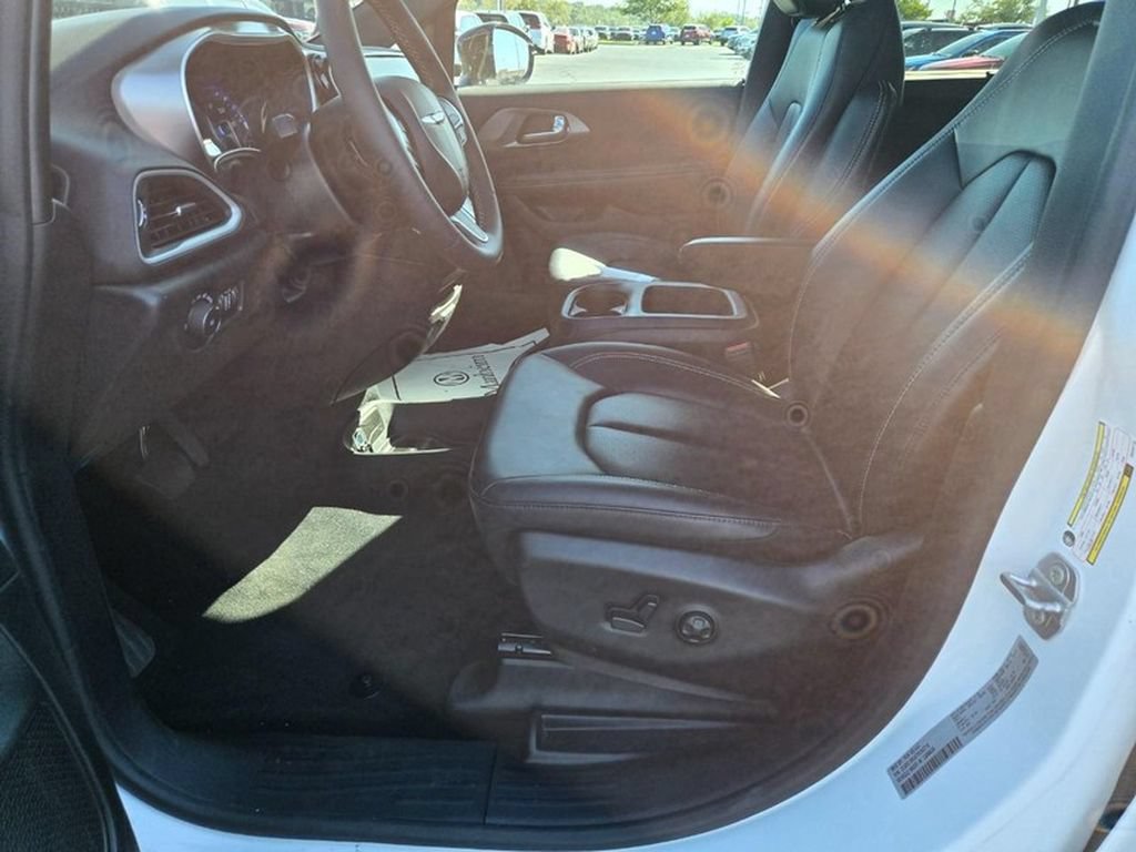 Used 2026 Chrysler Pacifica Select FWD image 14