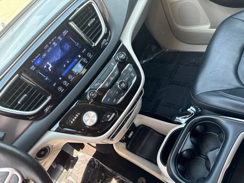 Used 2017 Chrysler Pacifica Touring-L Plus FWD image 27