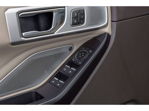 Used 2020 Ford Explorer Platinum w/ Premium Technology Package image 21