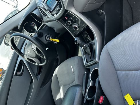 Used 2014 Hyundai Elantra SE w/ Option Group 02 FWD image 12