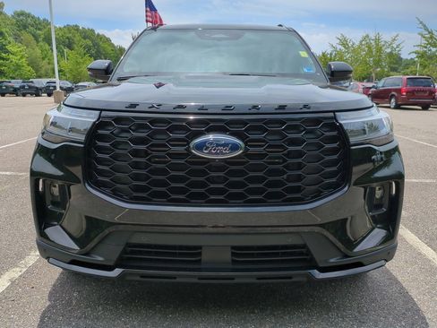 Used 2025 Ford Explorer ST-Line w/ ST-Line Street Pack AWD/4WD image 9