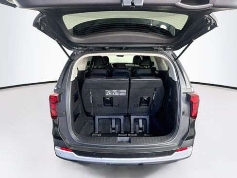 Used 2025 Kia Carnival FWD image 31