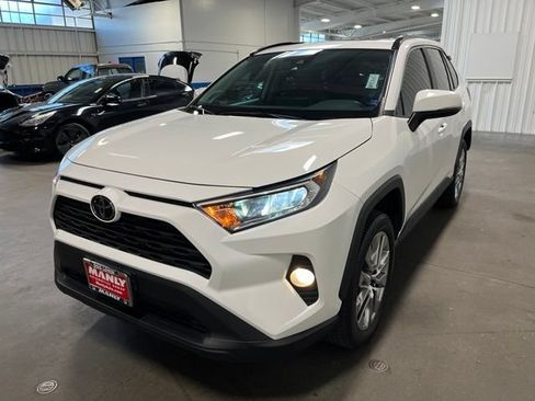 Used 2019 Toyota RAV4 XLE Premium w/ Cold Weather Package FWD image 7