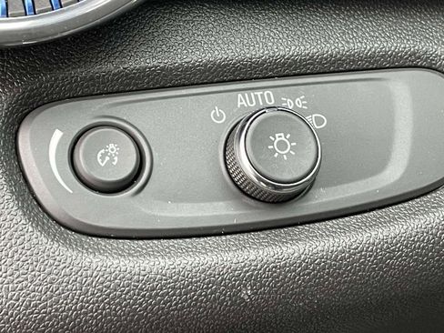 Used 2025 Chevrolet Trax LT image 17