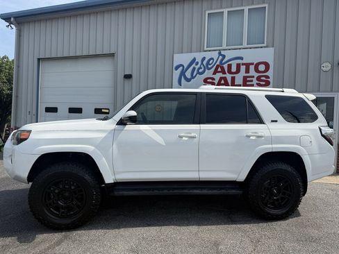 Used 2016 Toyota 4Runner SR5 AWD/4WD image 11