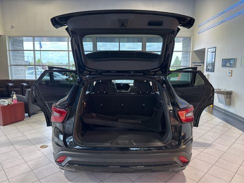 Used 2025 Chevrolet Trax RS FWD image 11