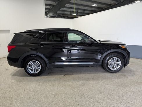 Used 2022 Ford Explorer XLT AWD/4WD image 2