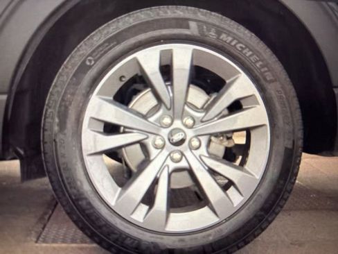 Used 2024 Ford Explorer XLT w/ Equipment Group 202A AWD/4WD image 11