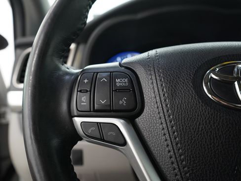 Used 2019 Toyota Highlander XLE FWD image 28