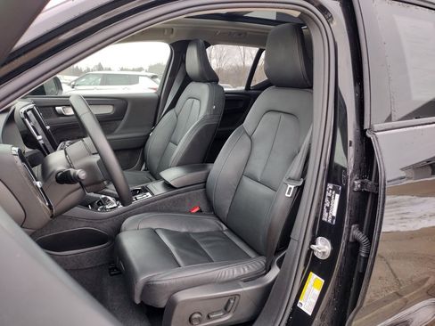 Used 2024 Volvo XC40 B5 Plus image 10