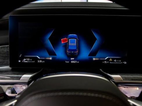 Used 2025 BMW 750e xDrive w/ Premium Package image 18