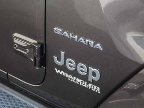 Used 2018 Jeep Wrangler Unlimited Sahara image 12