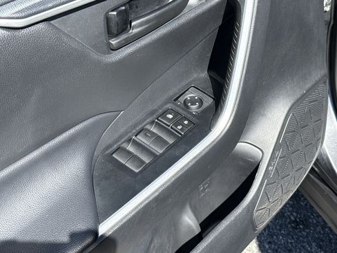 Used 2020 Toyota RAV4 LE AWD/4WD image 15