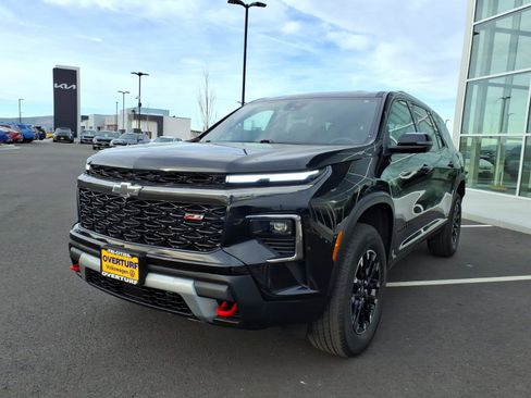 Used 2024 Chevrolet Traverse Z71 image 2