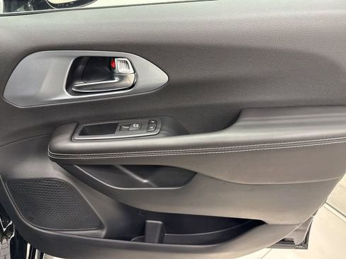 New 2026 Chrysler Pacifica Limited FWD image 18