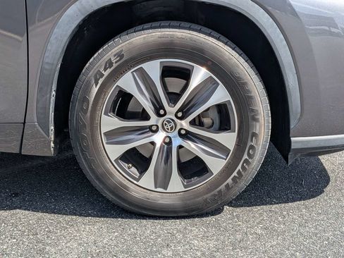 Used 2022 Toyota Highlander XLE FWD image 11