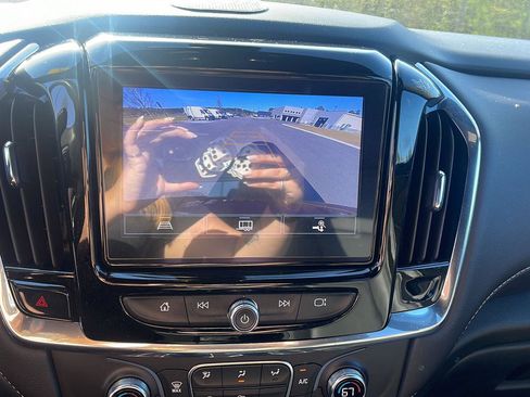 Used 2023 Chevrolet Traverse LT image 18