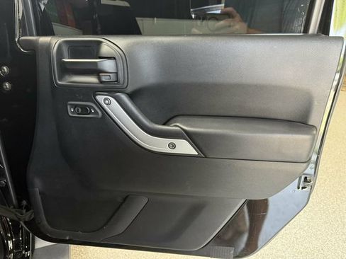 Used 2017 Jeep Wrangler Unlimited Sahara AWD/4WD image 28