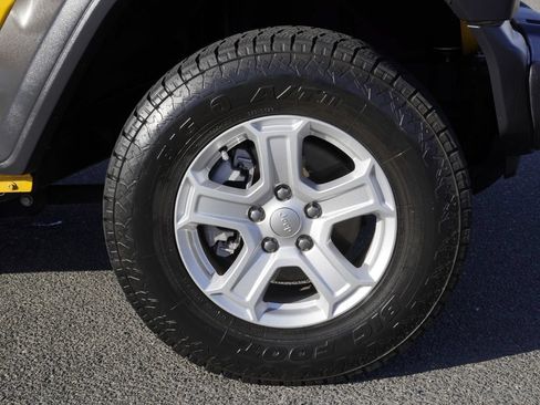 Certified 2019 Jeep Wrangler Sport AWD/4WD image 10