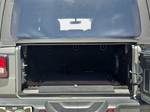 Used 2018 Jeep Wrangler Unlimited Sahara AWD/4WD image 14