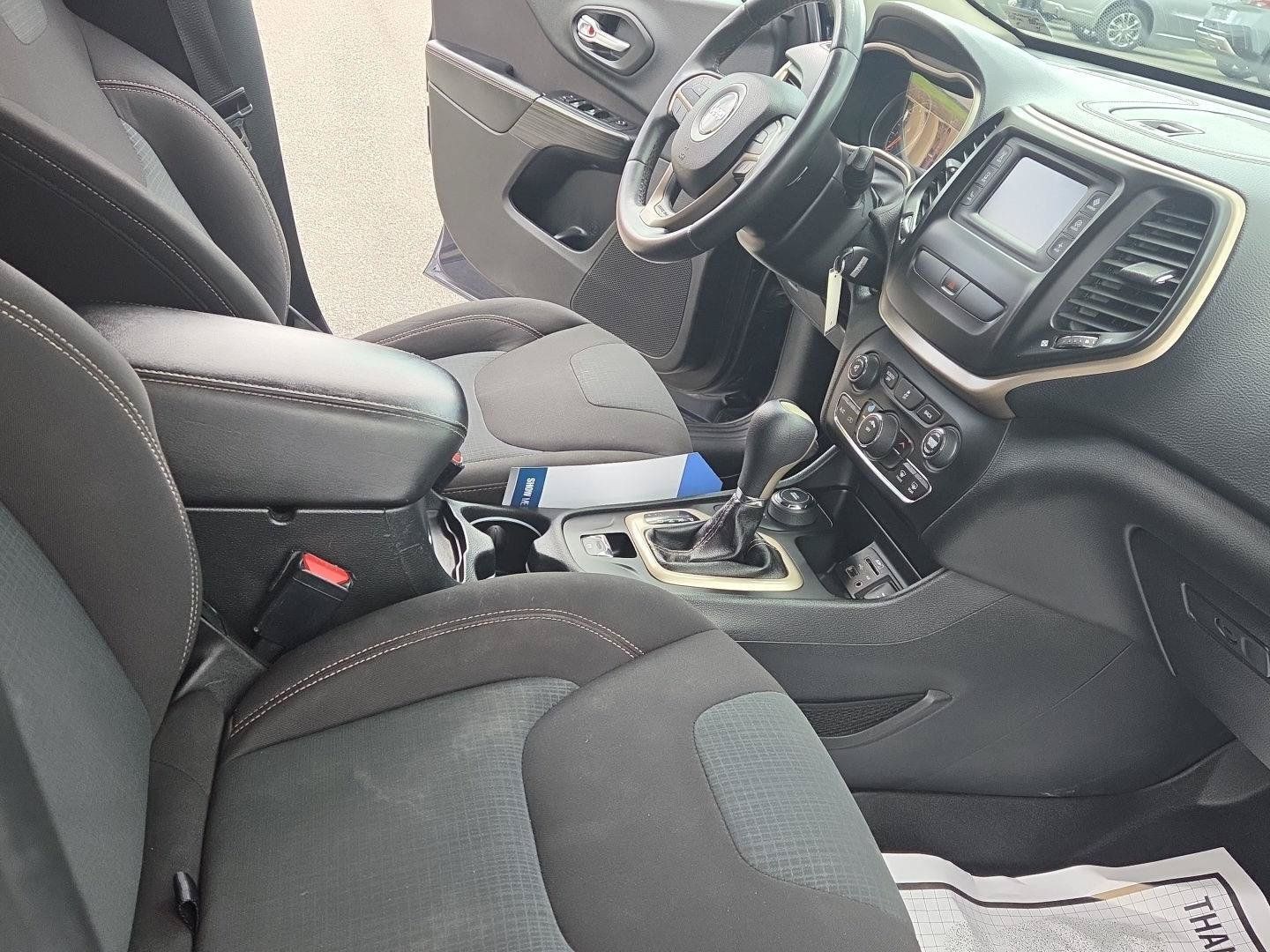 Used 2016 Jeep Cherokee Latitude AWD/4WD image 18