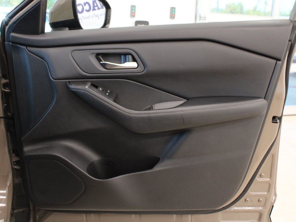 Used 2024 Nissan Rogue SV FWD image 15
