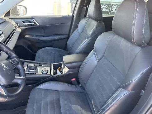 Used 2022 Mitsubishi Outlander SE image 3