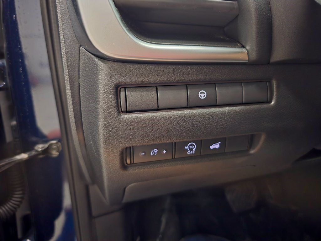 Used 2025 Nissan Rogue SV FWD image 27