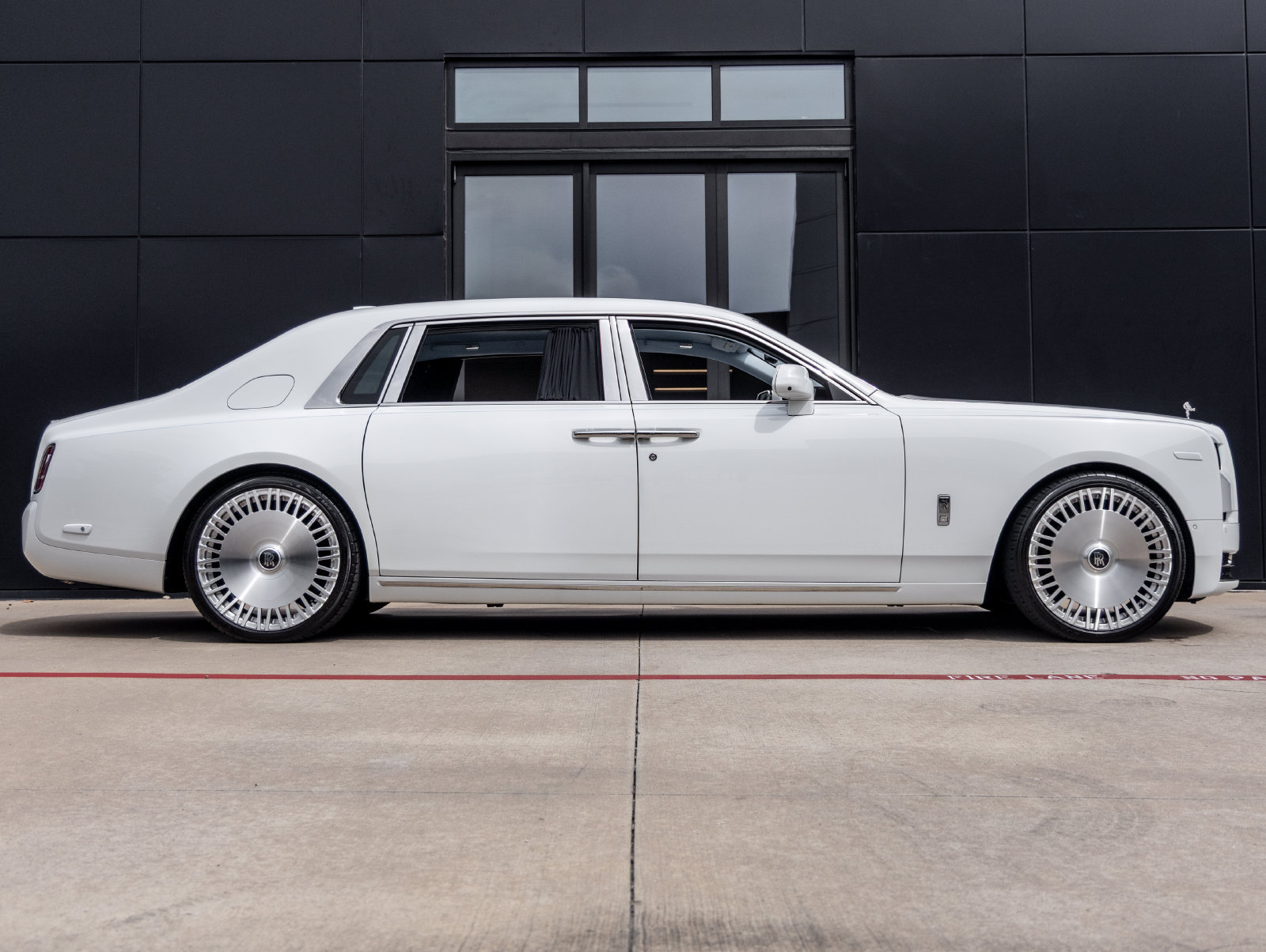 Used 2023 Rolls-Royce Phantom Extended Wheelbase w/ Leather Finishing Pack RWD image 12