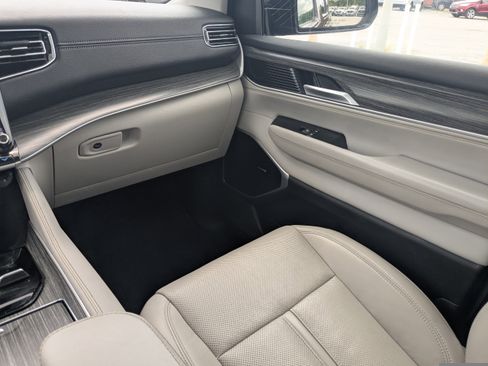 Used 2024 Jeep Wagoneer L Series II w/ Convenience Group I AWD/4WD image 19