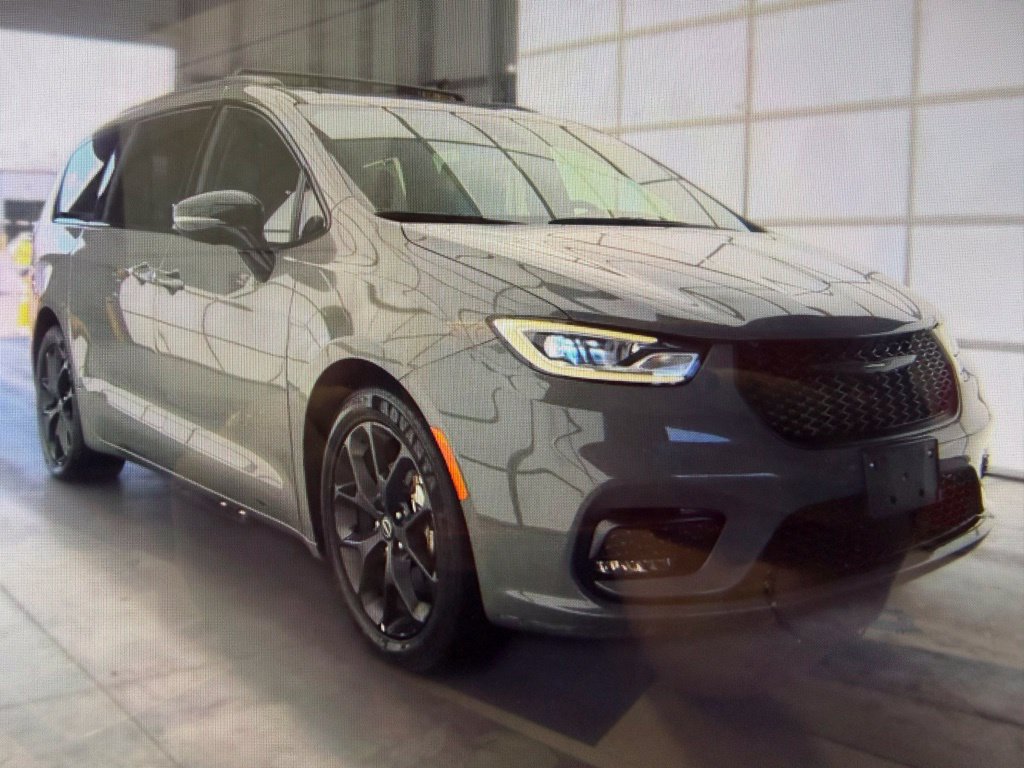 Used 2025 Chrysler Pacifica Limited FWD image 1