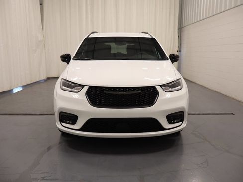 New 2026 Chrysler Pacifica Select w/ S Appearance Package FWD image 3