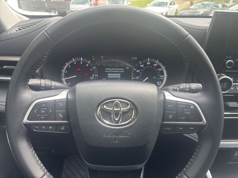 Used 2025 Toyota Highlander LE FWD image 31