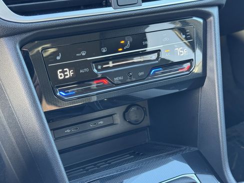 Certified 2025 Volkswagen Taos SE image 28