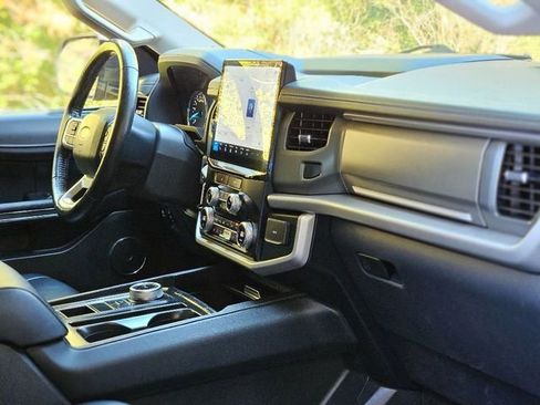 Used 2023 Ford Expedition Max XLT image 13