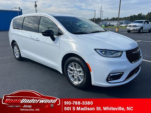 New 2026 Chrysler Pacifica Select image 1