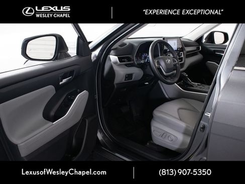 Used 2022 Toyota Highlander XLE AWD/4WD image 18