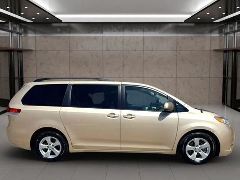 Used 2014 Toyota Sienna LE FWD image 2