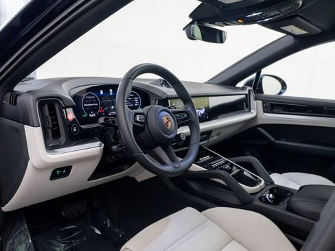 Certified 2024 Porsche Cayenne Coupe AWD/4WD image 4